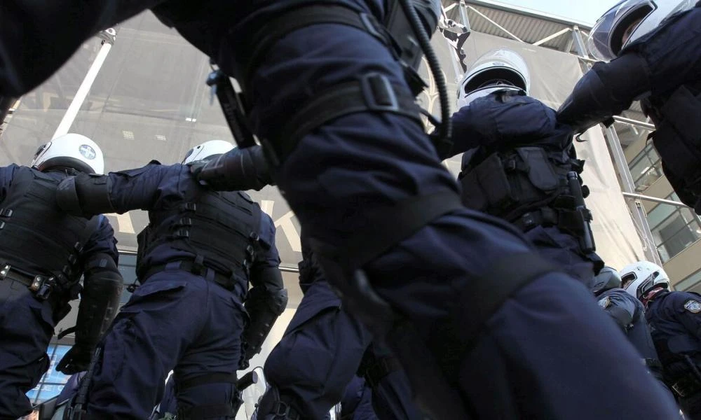 Ακρωτηρίασαν το πόδι του αστυνομικού που τραυματίστηκε από φωτοβολίδα